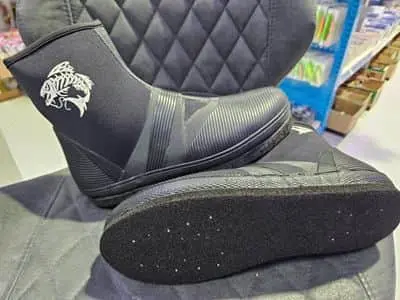 נעליים נאופרן לבד+ניטים למניעת החלקה מידה 47